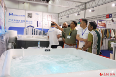 <b>展位前的通道挤满了列队等待体验</b>