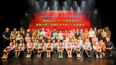 激动慷慨的旋律回荡正在剧